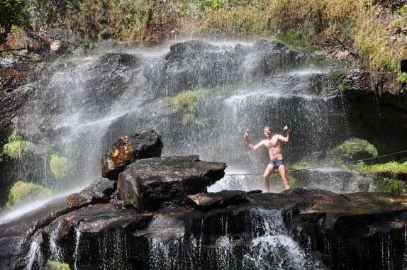 Chico enfrentando o frio da Cachoeira do Rosário, próxima à Pirenópolis - GO